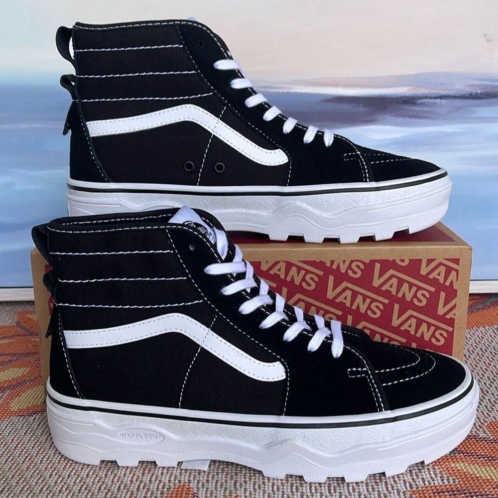 Vans WMNS Sentry Sk8-Hi
Black/White
VN0A5KY5BA2
Sneakers